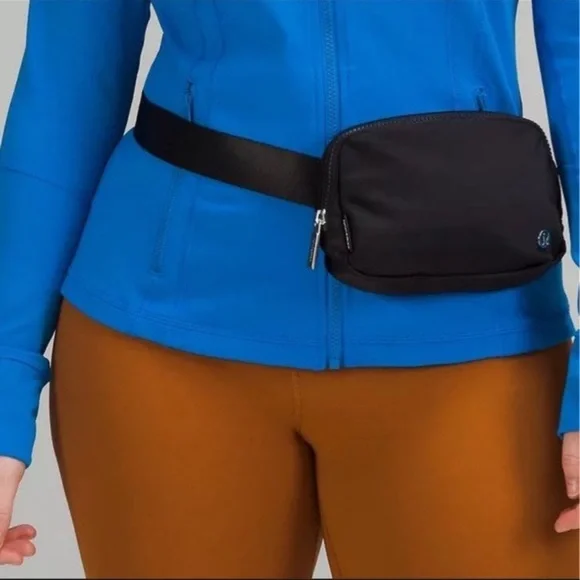 Lululemon Everywhere Belt Bag Black 1L - Picture 2 of 8